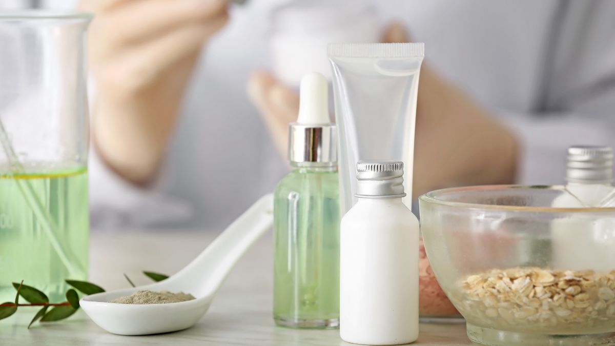 Cosmetic_ingredients._hands_of_a_scientist_creating_cosmetics._Greens_and_white_liquids_in_small_bottle_on_a_table