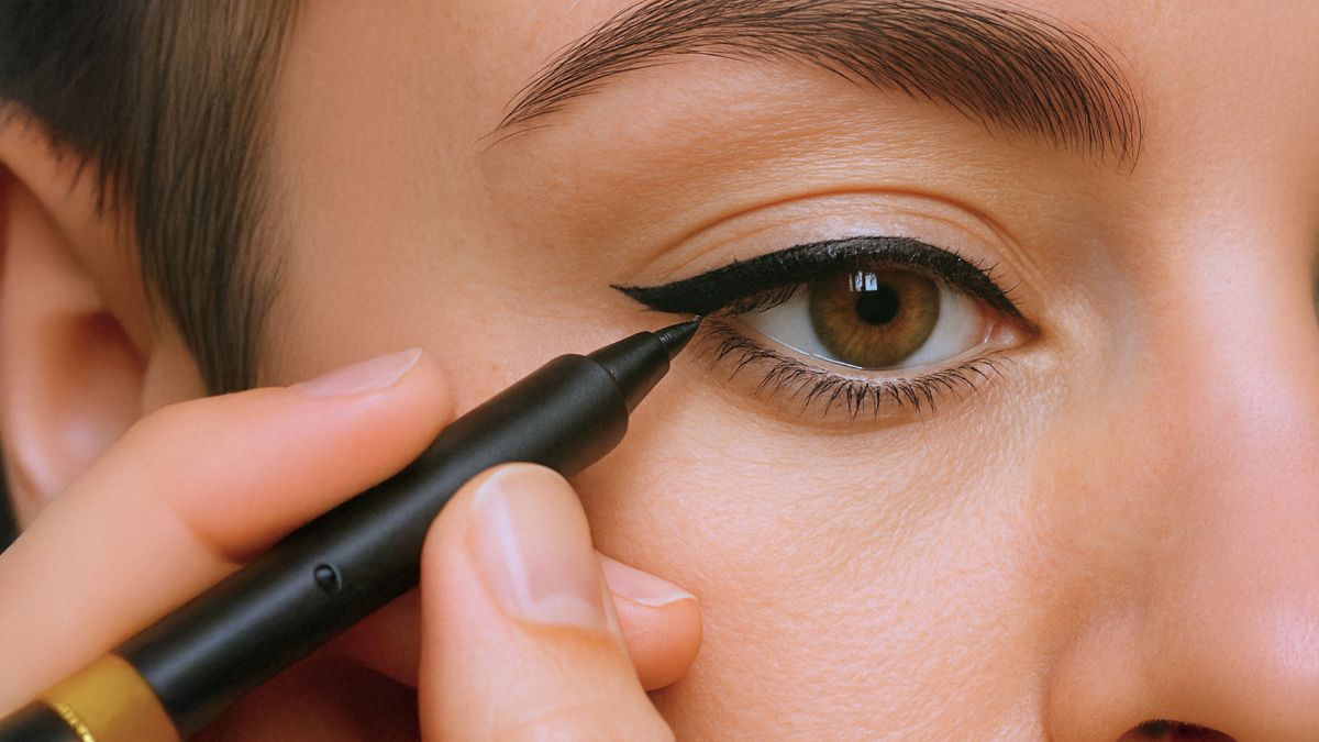 fine_tip_felt_pen_type_eyeliner_application_on_upper_eyelid_of_open_eye